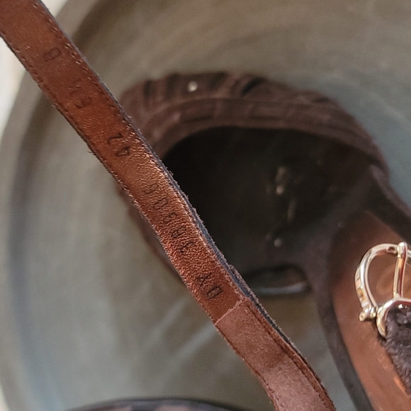 AUTHENTIC Salvatore Ferragamo Suede heels - Picture 4 of 7